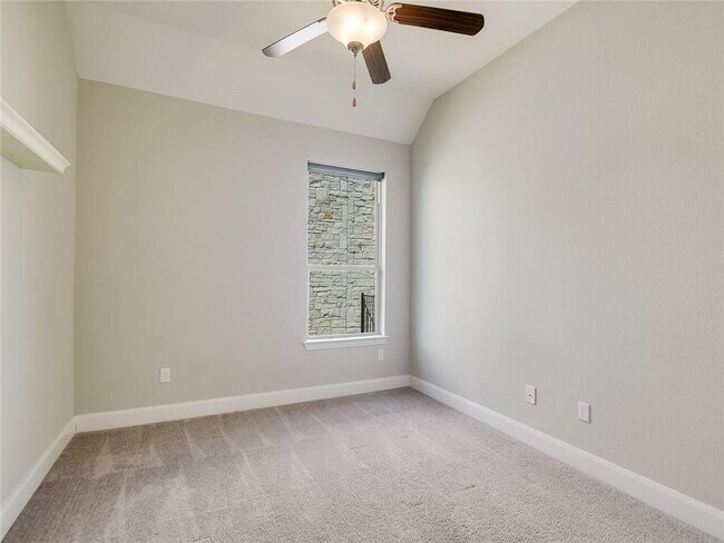 Building Photo - 305 Maxwell Way