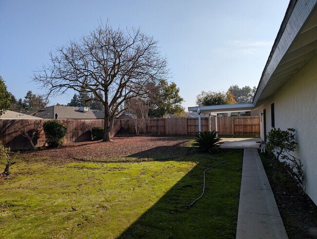 Building Photo - Cute and updated Clovis home offering wonderful amenities, good size lot, a bid backyard + potent...
