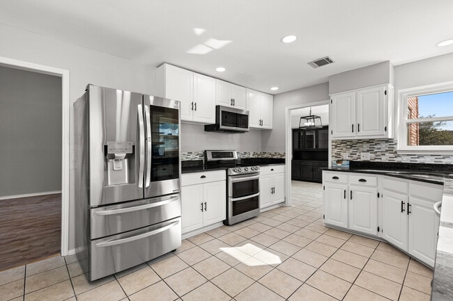 Building Photo - 4209 Green Oak Dr