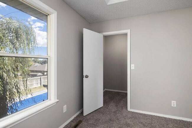 Building Photo - 4 Bed 3 Bath 2 Car Garage -In Ground Pool
