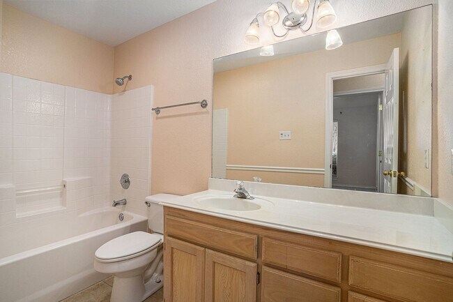 Building Photo - Welcome to this inviting 3-bedroom, 2-bathroom home in the heart of Cleburne, perfectly suited fo...
