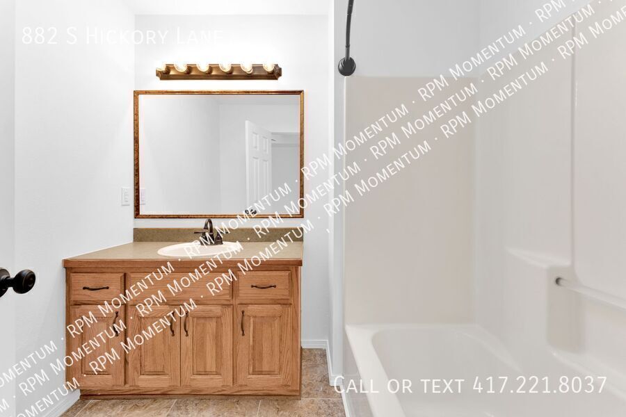 Building Photo - 882 S Hickory Ln