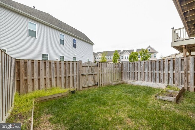 Building Photo - 42557 Dreamweaver Dr