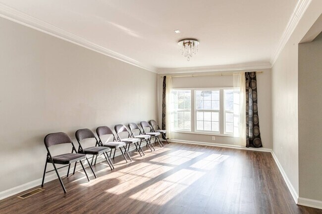 Building Photo - 301 Rollason Dr