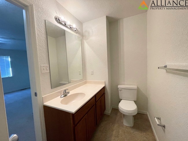 Building Photo - West Side Townhome!