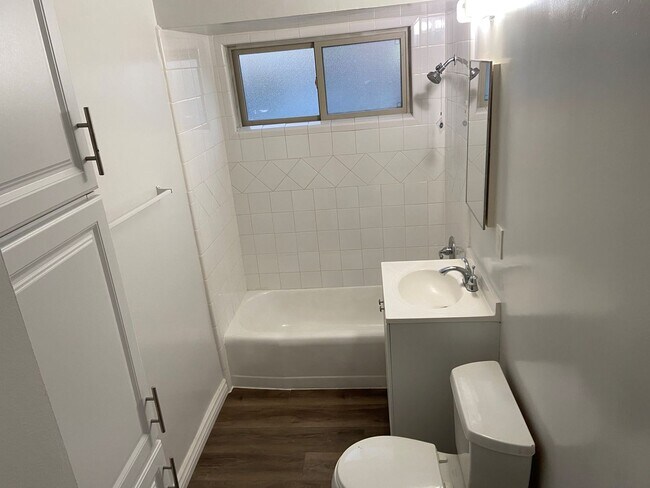 Building Photo - 1/2 OFF FIRST MONTH'S RENT Downstairs studio -  ALL UTILITIES PAID