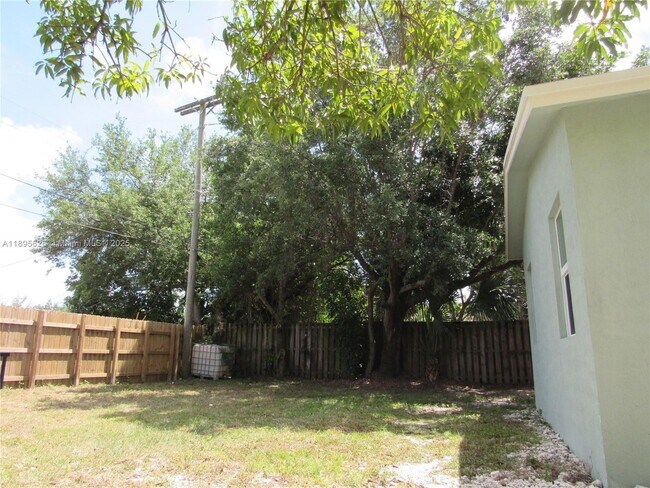 Building Photo - 440 NW 15th Ave