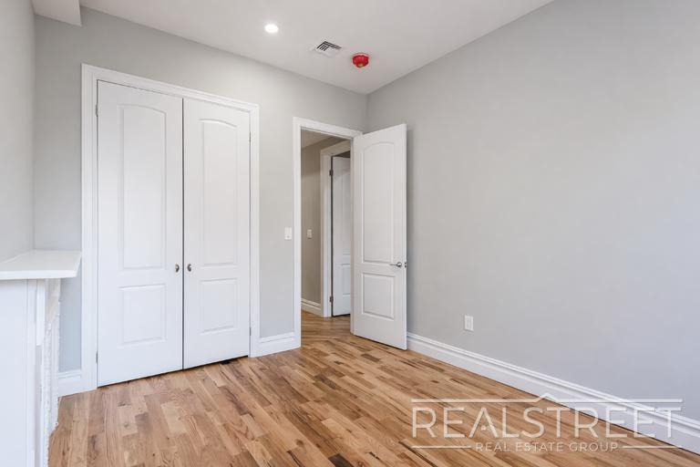 Building Photo - Stunning 3 BED 2 Bath Floor-Thru in Bed Stuy