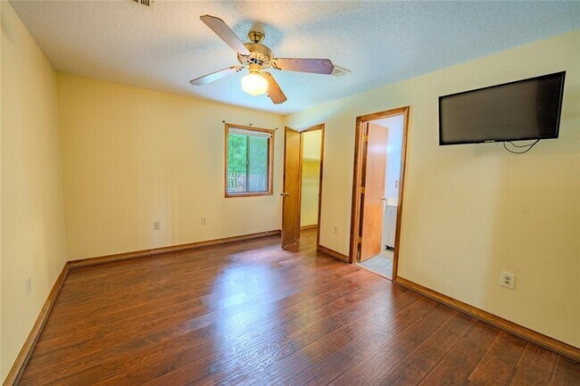 Building Photo - 3876 Higgins Rd