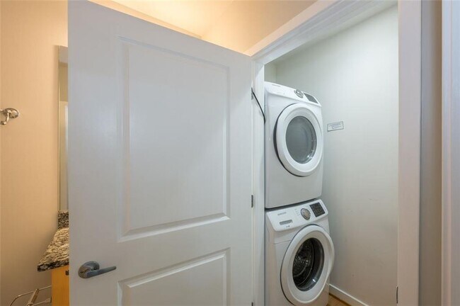 Building Photo - 943 Peachtree St NE