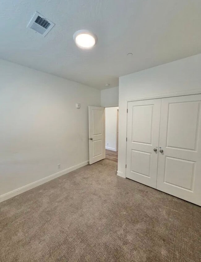 Building Photo - Beautiful Desert Color Condo!!