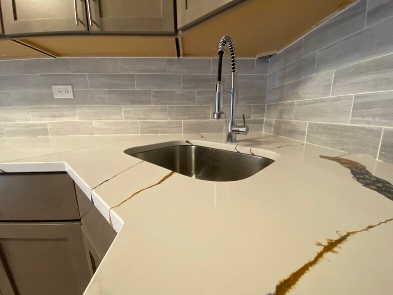 Kitchen - 2323 W Fullerton Ave