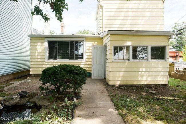 Building Photo - 208 Pope St