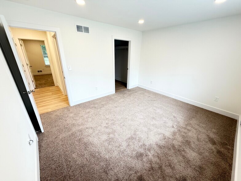 Building Photo - 2130 Carriage Hill Cir