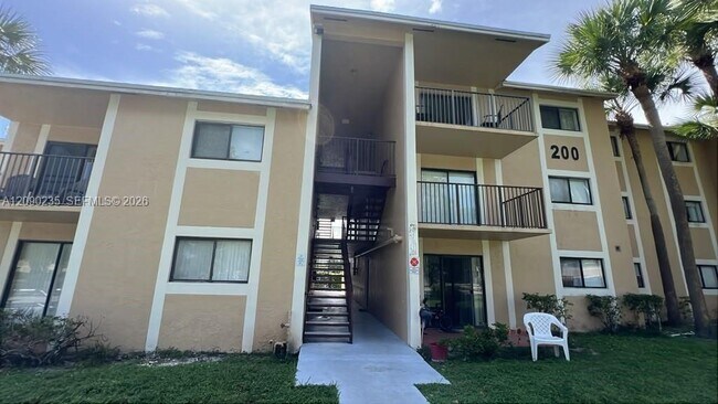Building Photo - 200 Palm Cir W