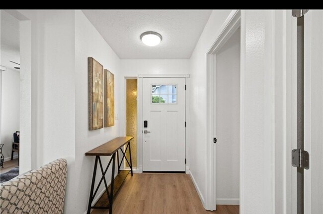 Building Photo - 1600 Crescent Heights St