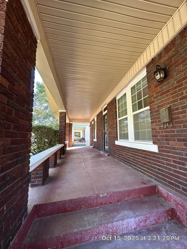 Building Photo - RHODES AREA 4 Bedroom Home Now Available F...