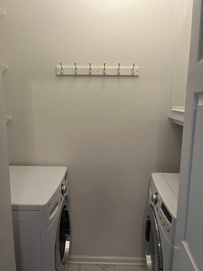 Building Photo - Available now. Beautiful, FULLY-FURNISHED 1 BR/1 BA Condo in Mt Pleasant!