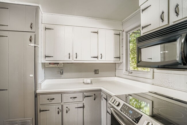 Building Photo - Charming Ranch Home with Spacious Yard and...