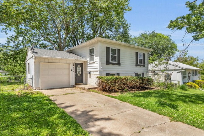 Primary Photo - 4 bed, 2 bath, updated interior