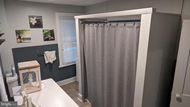 Building Photo - 604 W Holly Ave