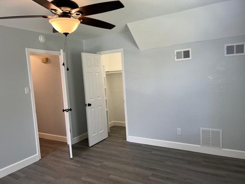 Building Photo - 3233 Autumn Ridge Dr W