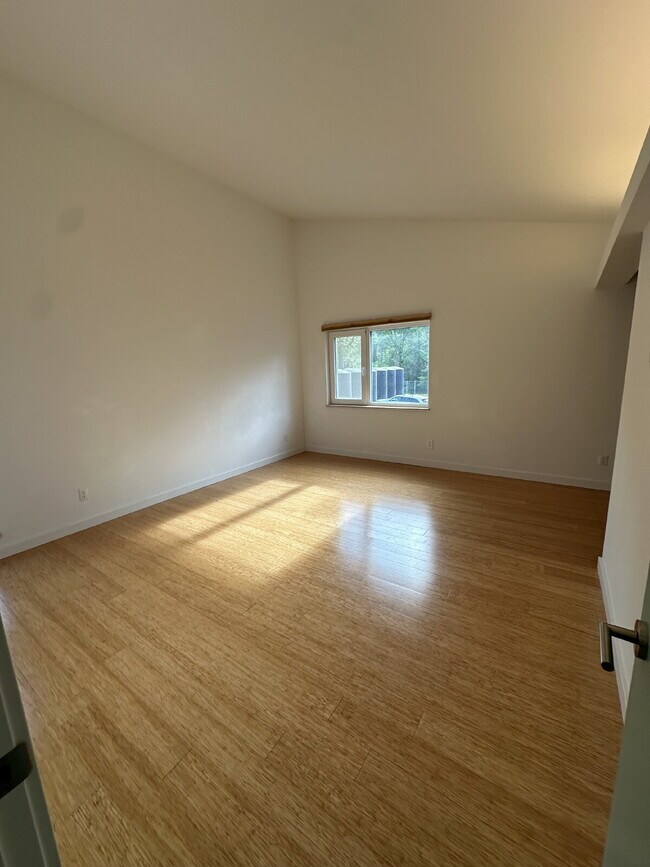 Building Photo - 3 Bed 2 Bath West Linn Property w/large yard