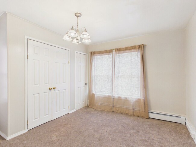 Building Photo - 3 Bedroom House in Harrisburg