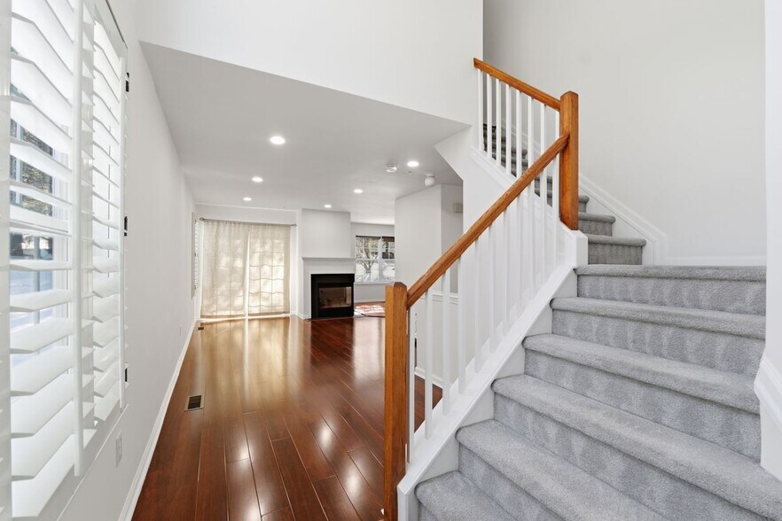 Building Photo - 402 Dalton Ct