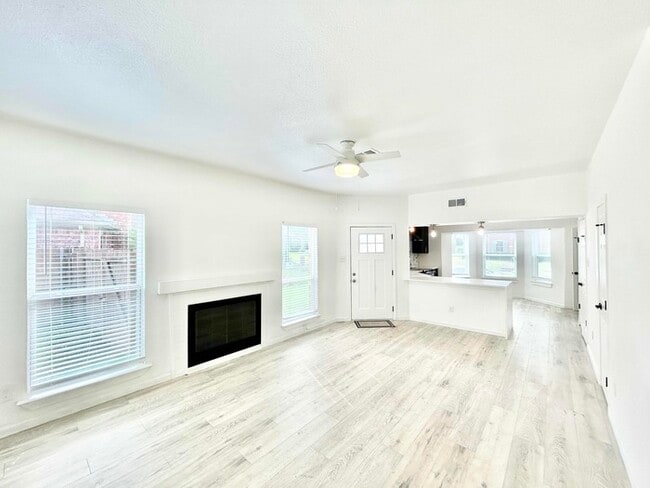 Building Photo - 1512 Mayfair Dr