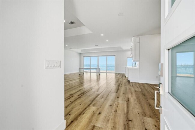 Building Photo - 1909 Gulfview Dr