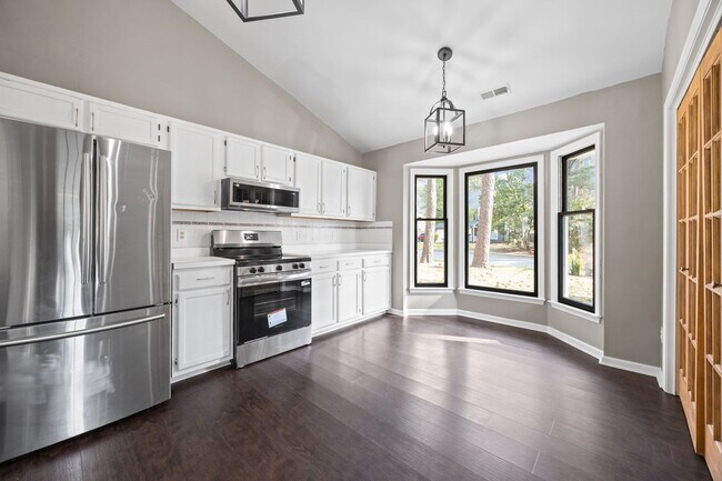 Building Photo - Charming 3BR Home with Large Private Yard Near Downtown Raleigh