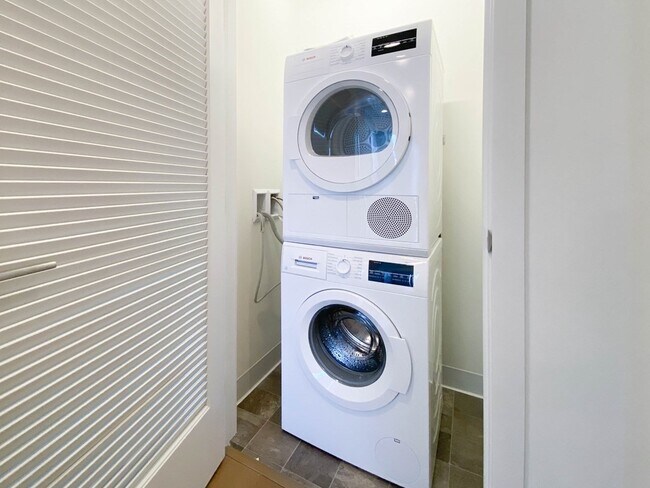 Building Photo - 45 Lewis St