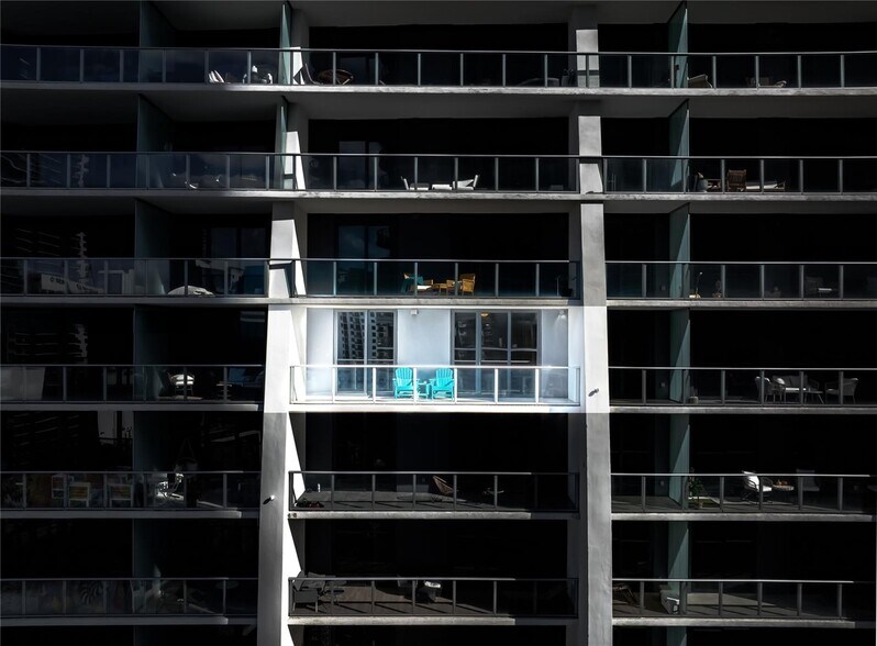 Building Photo - 1010 Brickell Ave