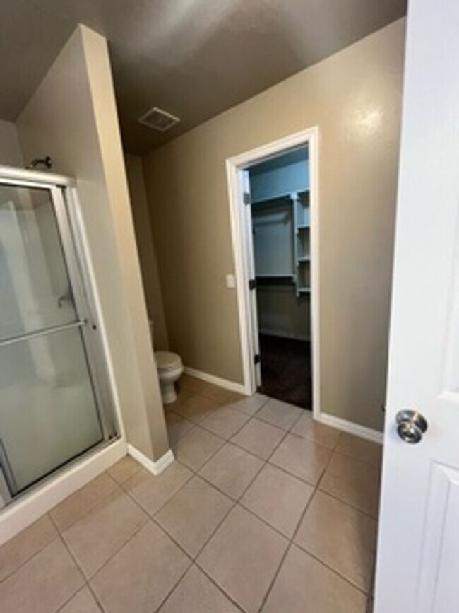 Building Photo - Convenient Location with easy access to So...