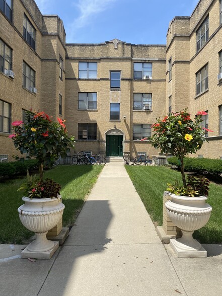 Courtyard - 4926 N Kedzie Ave
