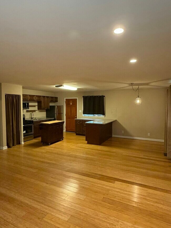 Building Photo - 2403 Meadow Dr