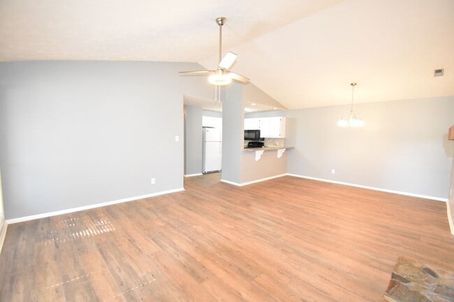 Building Photo - Coming Soon! 2 Bedroom and 2 Bath Condo (No Pets)