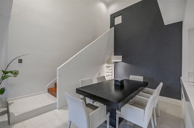 Building Photo - 1112 Bering Dr