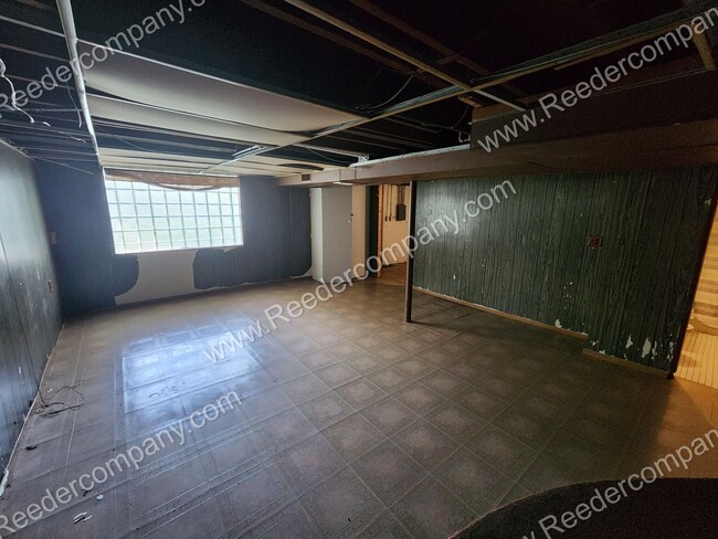 Building Photo - Spacious 3 bedroom 2 bathroom house Walkin...