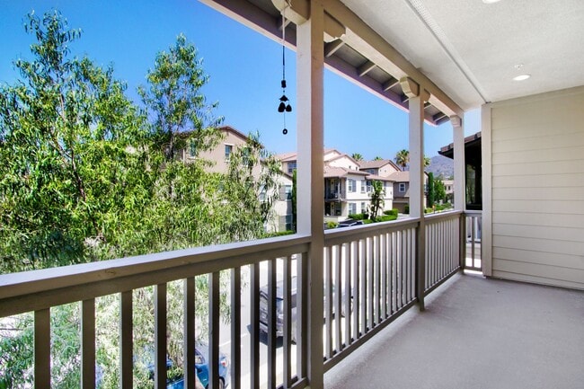 Building Photo - Tri-Level Azusa Townhome