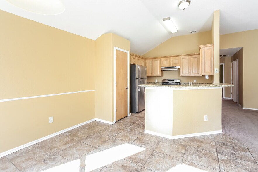 Building Photo - 6004 SE 82nd Cir
