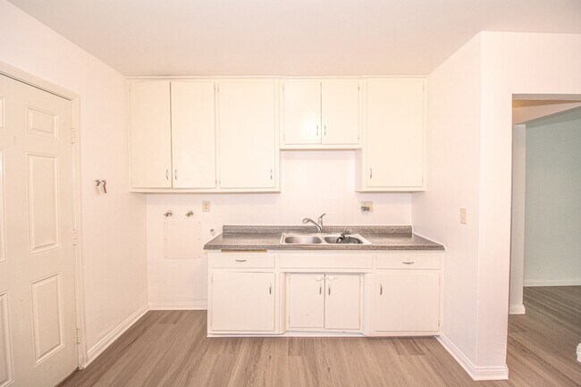 Building Photo - 306 N Azusa Ave