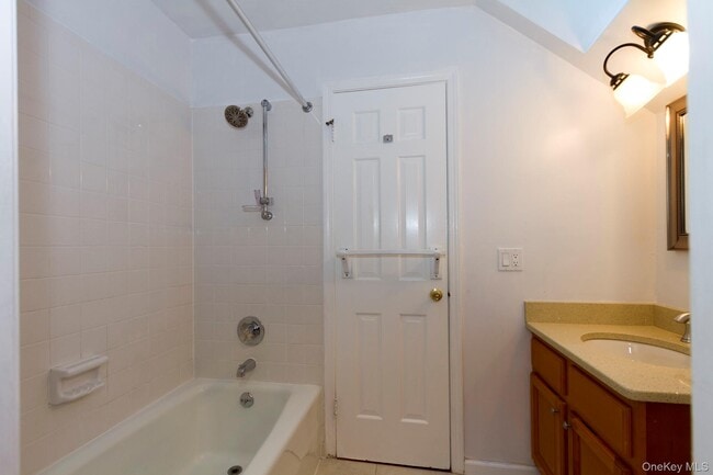 Building Photo - 11 Pondview Cl