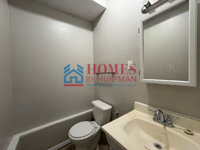 Building Photo - One Bedroom Apartment | West Side Location