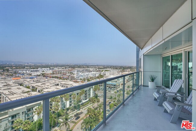 Building Photo - 13600 Marina Pointe Dr