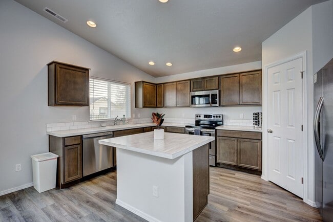 Building Photo - 4 bed 2 bath home for rent