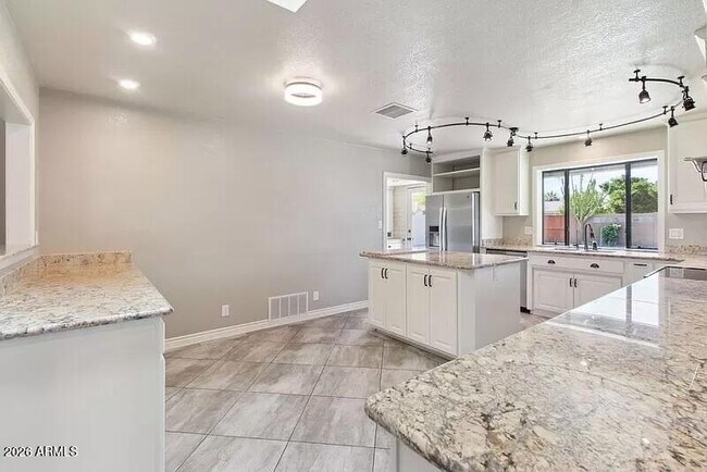 Building Photo - 3013 S Fairway Dr