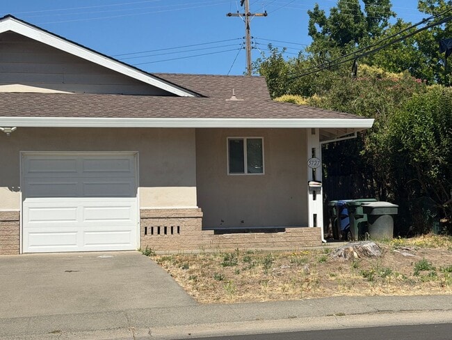 Building Photo - Updated 2 bedroom duplex near hospital