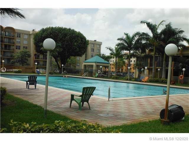 Building Photo - 9320 Fontainebleau Blvd